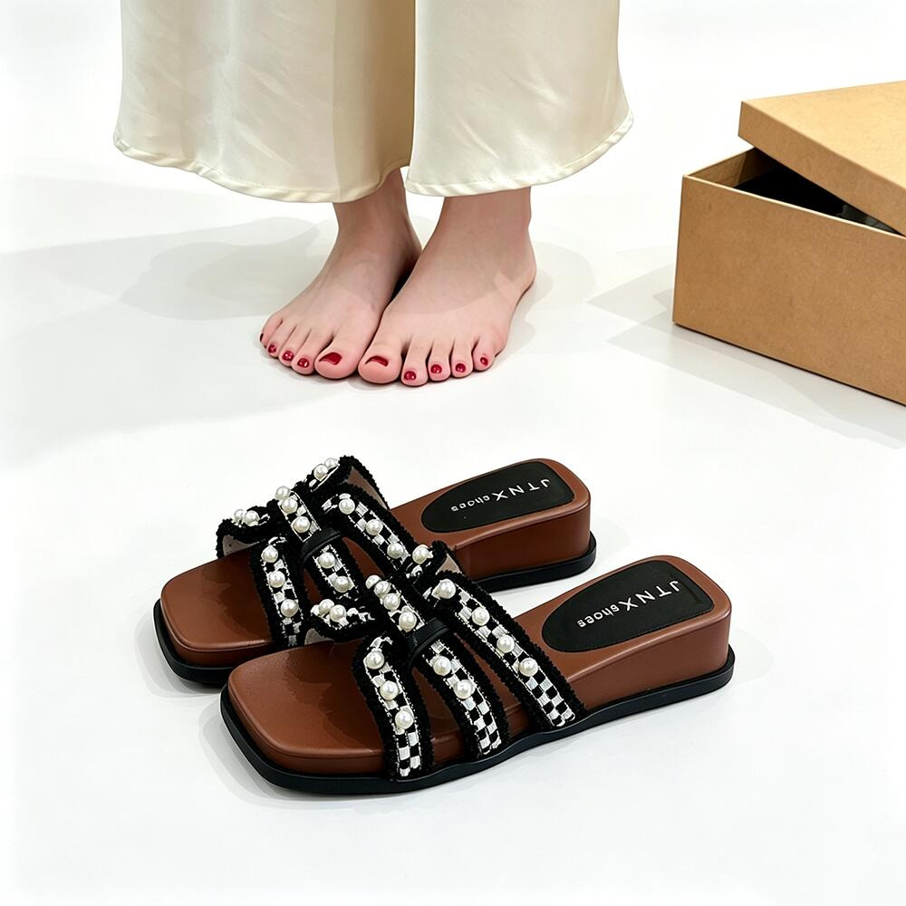 Pearl French-style vacation women, summer outdoor wear, 2026 new model, flat non-slip design, suitable for pairing with skirts, gentle one-strap sandals
